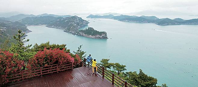 금당도 세포전망대에서 섬처럼 떠 있는 가마바위 쪽을 바라보는 모습. 가마바위 뒤편으로 주상절리와 기암의 벼랑이 이어진다.