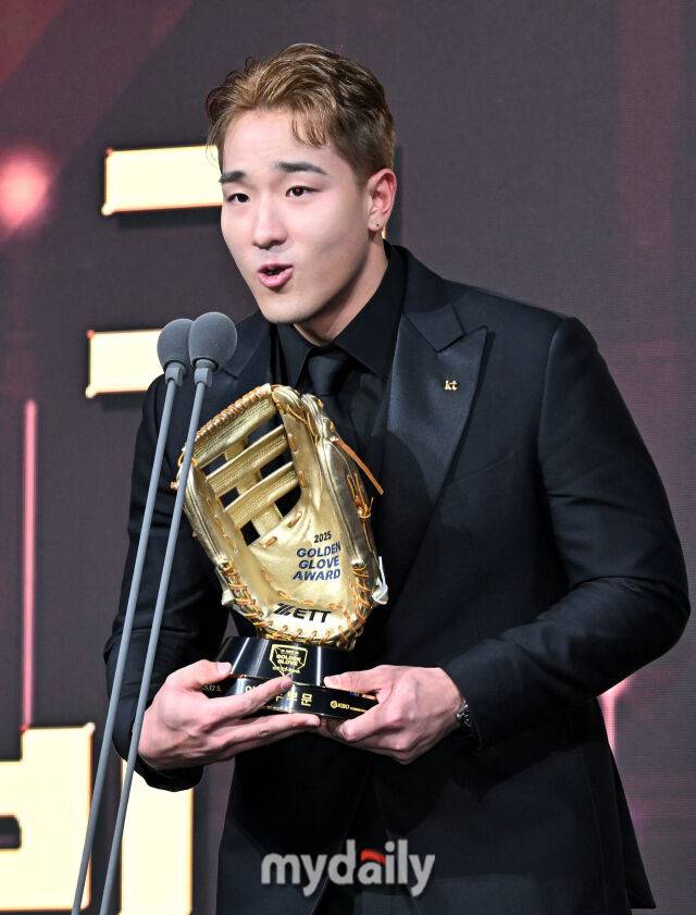 KT 안현민이 9일 오후 서울 잠실 롯데호텔에서 진행된 '2025 KBO 골든글러브 시상식'에서 외야수 골든글러브를 수상하고 있다. 포지션별 최고 선수를 가리는 '2025 KBO 골든글러브 시상식'은 투수와 포수, 지명타자, 1루수, 2루수, 3루수, 유격수, 외야수(3명) 등 총 10개 부문에 걸쳐 최고의 선수를 가린다./마이데일리