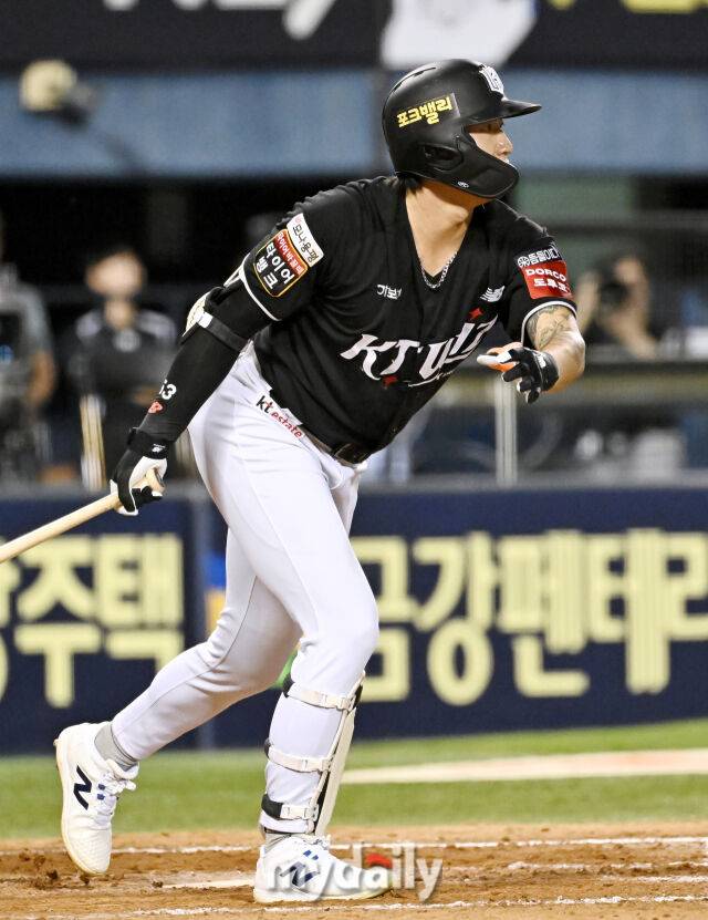22일 오후 서울 잠실야구장에서 진행된 '2025 프로야구 KBO리그' 두산베어스와 KT위즈의 경기. KT 김민혁이 8회초 1사 만루서 3타점 2루타를 터뜨리고 있다./마이데일리