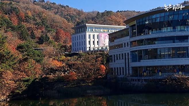 HJ크루즈를 타면 한학자-문선명 부부의 대형사진을 볼 수 있다.