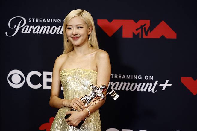 로제(ROSÉ)가 9월 7일(현지시간) 미국 뉴욕에서 열린 '2025 MTV VMA'(비디오 뮤직 어워즈)에서 'APT.'로 '올해의 노래'를 수상한 뒤 기념촬영을 하고 있다. 연합AFP