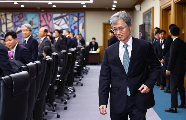 조희대 대법원장이 서울 서초구 대법원에서 열린 전국법원장회의 정기회의에 참석해 인사말을 하기 위해 연단으로 향하고 있다. 사진공동취재