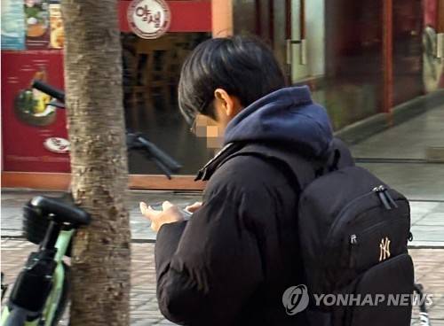 휴대폰을 보며 걸어가는 청소년 (서울=연합뉴스) 이진주 인턴기자 = 지난 14일 양천구 학원가에서 청소년이 휴대폰을 보며 걸어가고 있다. 2025.12.18
