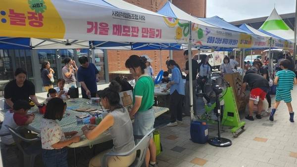 시민들이 지난 9월 경남사회적경제혁신타운에서 열린 창원시 사회적경제 공공구매 박람회 다가치놀장 시즌7에 참여하고 있다. /이원재 기자