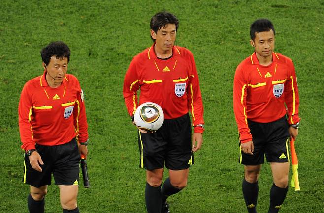 2010년 남아공 대회 정해상(왼쪽) 부심 이후 한국은 16년째 월드컵 심판을 배출하지 못하게 됐다. 사진=AFPBB NEWS