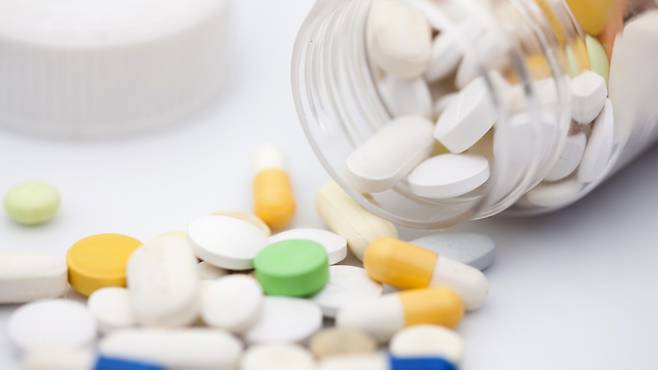 두 가지 이상의 약물 복용 시 약효가 달라지거나 부작용이 생기는 '약물 상호작용'이 발생할 수 있다|출처: 클립아트코리아