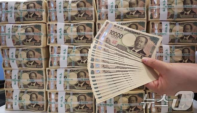 22일 오전 서울 중구 하나은행 위변조대응센터에서 직원이 엔화 지폐를 살펴보고 있다. 2025.4.22/뉴스1 ⓒ News1 장수영 기자