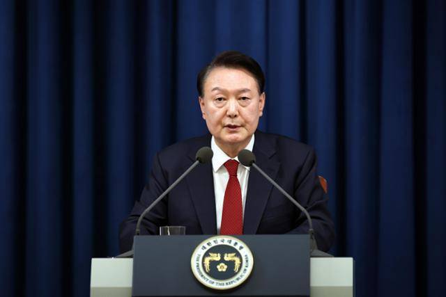 당시 윤석열 대통령이 2024년 12월 3일 서울 용산 대통령실 청사에서 불법 계엄을 선포하며 긴급 브리핑을 하고 있다. 대통령실 제공