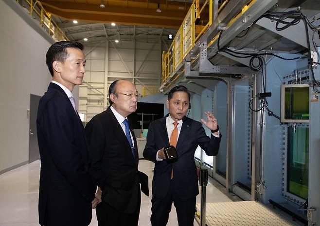 김승연 한화그룹 회장과 김동관 한화그룹 부회장이 한화오션 시흥R&D캠퍼스에서 공동수조 시연을 지켜보고 있다. 사진=한화