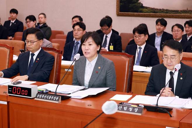 송미령 농림축산식품부 장관이 19일 서울 여의도 국회에서 열린 농림축산식품해양수산위원회 전체회의에서 의원 질의에 답하고 있다./사진제공=뉴시스