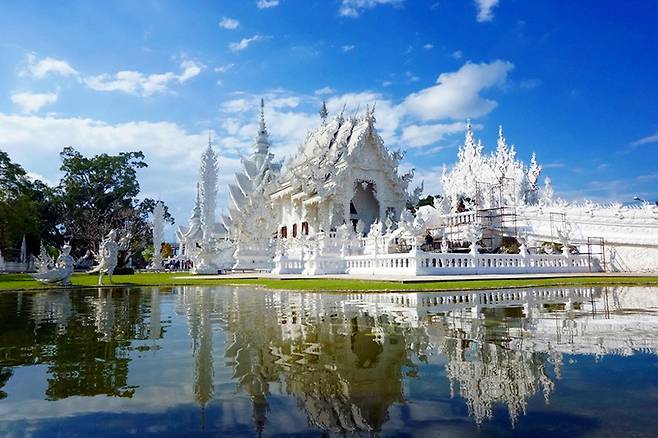 종교사원과 성직자가 귀족화에 경고를 보내기 위해 도색을 하지 않은 태국 치앙라이 백색사원. 화장실만 도색을 했다.