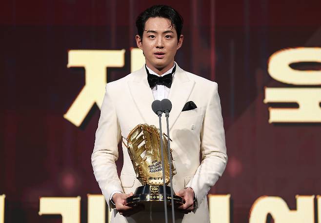 2025 신한 SOL뱅크 골든글러브 시상식에서 외야수 부문을 수상한 삼성 주장 구자욱. 올해 연봉 20억 원으로 리그 야수 1위를 찍었다. 연합뉴스