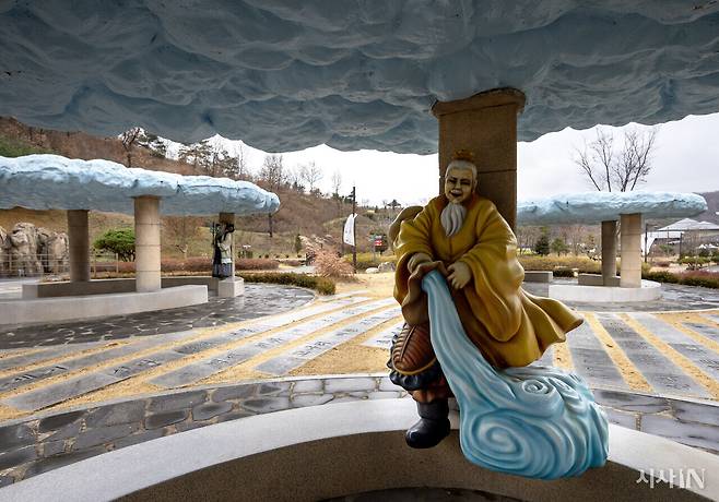 입장료 9000원을 받고 있는 군위 삼국유사테마파크 내부 모습. ⓒ시사IN 조남진