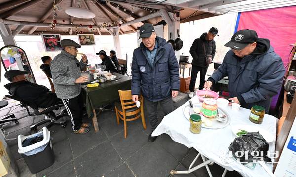 ‘사할린 동포 영주 귀국사업’을 통해 현재까지 5천340명이 고국의 품에 들어왔고 현재는 3천여명의 동포가 한국에 살고 있다. 안산시 고향마을에서 사할린2세 동포들이 대화를 나누고 있는 모습. 2025.11.17 /최은성기자 ces7198@kyeongin.com