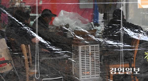 사할린 동포들은 한국 국적을 취득할 때 러시아식 발음이 아닌 한국식 이름으로 표기해 달라고 정부에 요구하고 있다. 안산시 고향마을에서 사할린 동포 2세대들이 게임을 하며 시간을 보내고 있는 모습. 2025.11.17 /최은성기자 ces7198@kyeongin.com