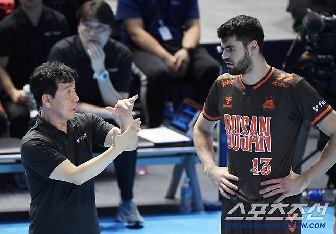 21일 인천 계양체육관에서 열린 V리그 대한항공-OK저축은행전. OK저축은행 신영철 감독이 디미트로프에게 조언하고 있다. 인천=정재근 기자 cjg@sportschosun.com/2025.11.21/