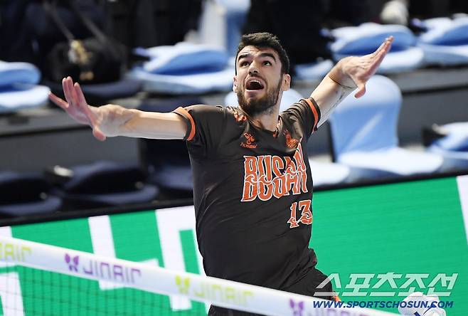 21일 인천 계양체육관에서 열린 V리그 대한항공-OK저축은행전. OK저축은행 디미트로프가 공격하고 있다. 인천=정재근 기자 cjg@sportschosun.com/2025.11.21/