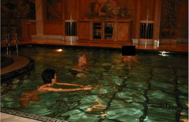 제프리 엡스틴의 자택 풀에서 그의 연인 길레인 맥스웰과 수영하는 빌 클린턴 전 대통령. 미 법무부