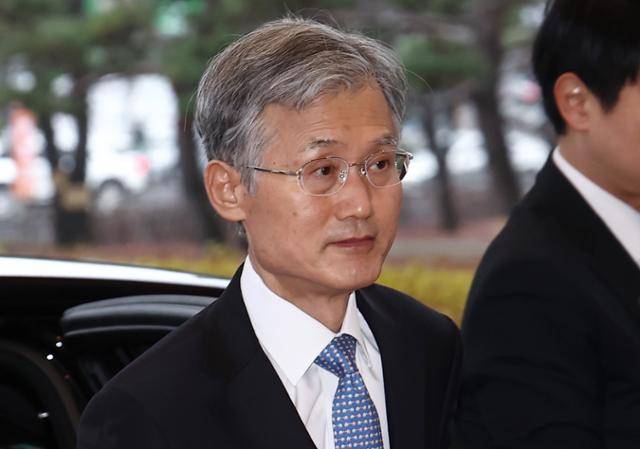 조희대 대법원장이 19일 서울 서초구 대법원으로 출근하고 있다. 뉴스1