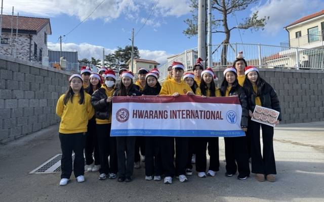 ▲ 화랑 인터내셔널 세나(SENA) 챕터 소속 학생들이 19일 강릉시 저동등길 일원 마을을 찾아 봉사활동을 펼쳤다.화랑 인터내셔널 세나 제공