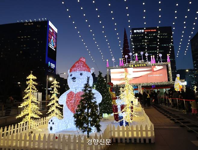 시민들이 19일 서울 청계광장 일대에서 열리고 있는 ‘겨울, 청계천 빛’ 행사를 즐기고 있다. 2025.12.19. 강윤중 기자