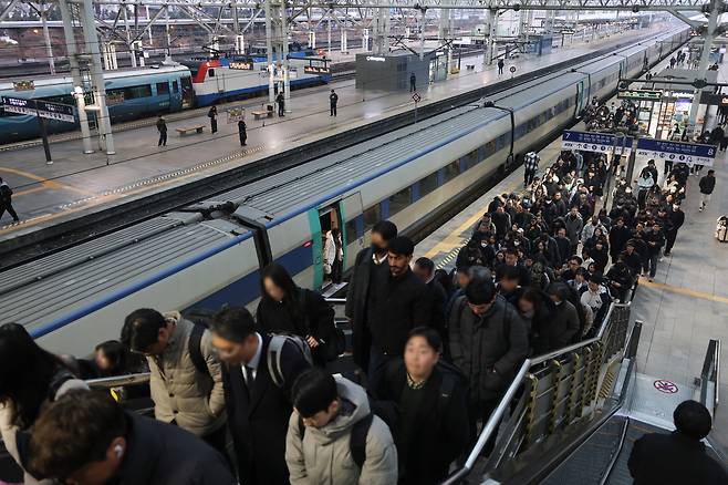 지난 12월 11일 서울역 플랫폼에서 승객들이 오가고 있다. 연합뉴스