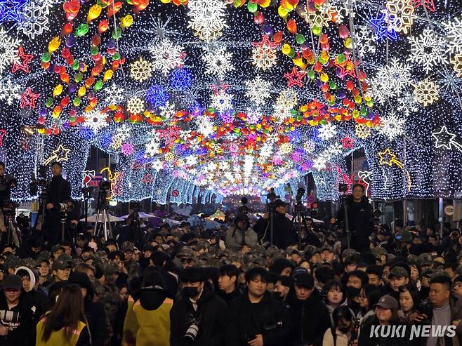 2026 화천산천어축제 선등거리 점등식이 20일 오후 화천읍 중앙로 일대에서 열려 축제분위기를 고조시키고 있다.