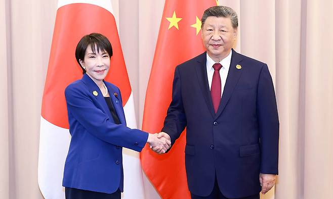 시진핑 중국 국가주석과 다카이치 사나에 일본 총리가 지난 10월 31일 경주에서 열린 중일 정상회담에 앞서 악수하고 있다. 신화연합뉴스