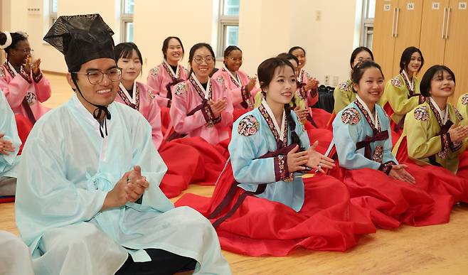 지난 12월15일 부산 동래구 충렬사 안락서원 교육회관에서 동서대 외국어교육원 한국어 연수 과정에 참가한 외국인 학생들이 한복을 입고 전통 예절을 배우고 있다. 부산=연합뉴스