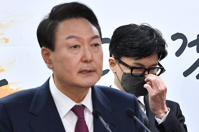 2022년 4월13일 윤석열 대통령 당선자(왼쪽)가 대통령직인수위원회 브리핑룸에서 2차 국무위원 후보 및 대통령 비서실장 인선 발표를 하고 있다. 오른쪽은 법무부 장관에 내정된 한동훈 당시 사법연수원 부원장. ⓒ인수위사진기자단
