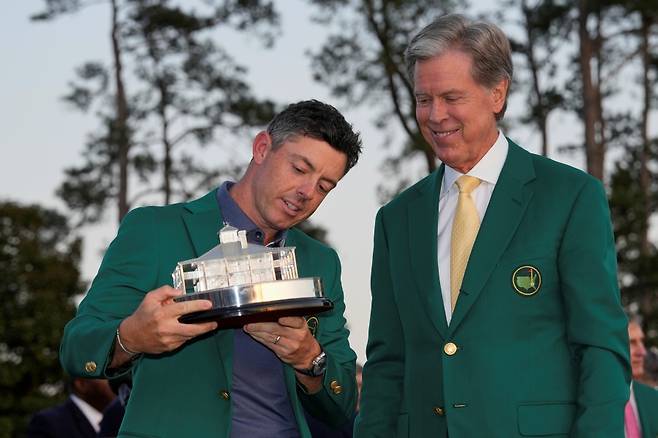 ▲ 오거스타 내셔널의 프레드 리들리 회장에게서 트로피 받은 매킬로이 ⓒ연합뉴스