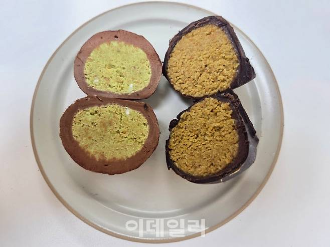 GS25 ‘두바이 쫀득 초코볼’(왼쪽)과 CU ‘두바이 쫀득 찹쌀떡’(오른쪽) 단면. CU 제품이 카다이프가 더 꽉 차 있다. (사진=한전진 기자)