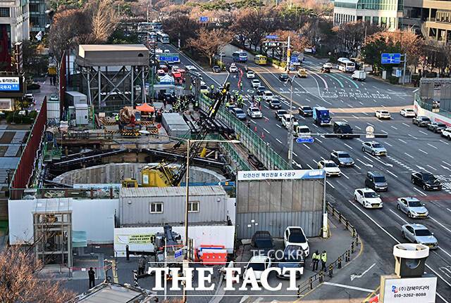 21일 <더팩트> 취재를 종합하면 신안산선 4-2공구 공정률은 지난 3월부터 매달 1.21%p, 1.11%p, 2.08%p, 2.41%p, 2.95%p, 2.86%p 증가했다. 이후 지난 9월부터는 매달 3.48%p, 4.04%p, 4.3%p로 높아졌다. /국회=배정한 기자