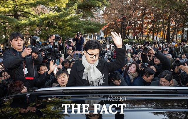 한동훈 전 국민의힘 대표의 이른바 '당원게시판 논란'에 대한 당무감사 결과 발표가 임박했다. 사진은 한 전 대표가 지난 3일 오후 국회에서 기자회견을 마치고 지지자들을 향해 인사하고 있는 모습. /박헌우 기자