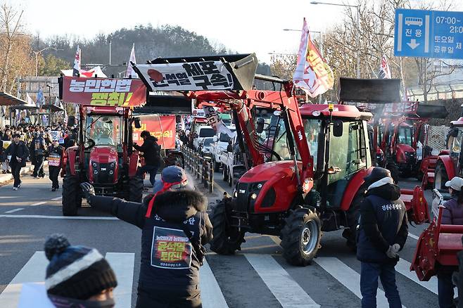 전국농민총연맹 전봉준투쟁단 트랙터가 지난해 12월22일 오후 서울지하철 4호선 남태령역 인근 집회현장에서 한남동 대통령 관저 방향으로 행진할 준비를 하고 있다. 김혜윤 기자 unique@hani.co.kr