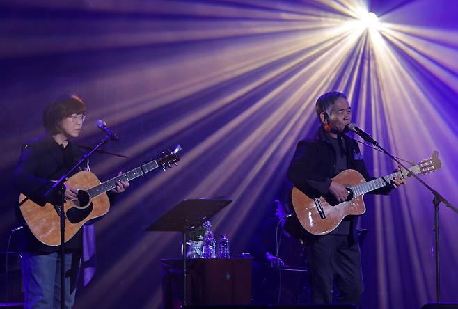 ‘양심수를 위한 시와 노래의 밤\'에 단골로 출연했던 가수 정태춘(오른쪽)·박은옥씨가 공연하고 있다.