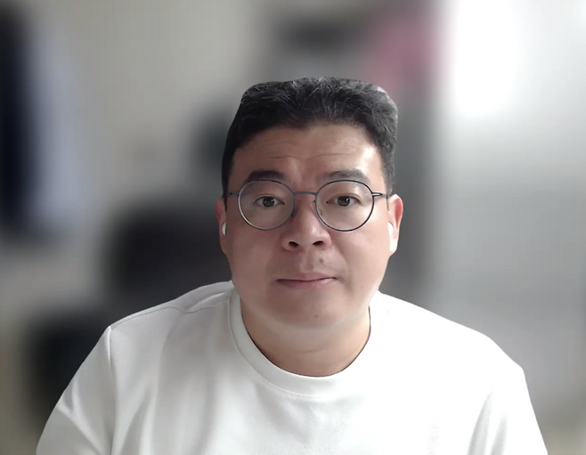 모춘흥 한양대 평화연구소 교수가 기자와 인터뷰하고 있다. 모교수는 한양대학교 평화연구소에서 북한이탈주민을 연구하고 있다. 사진=한주성 쿠키청년기자