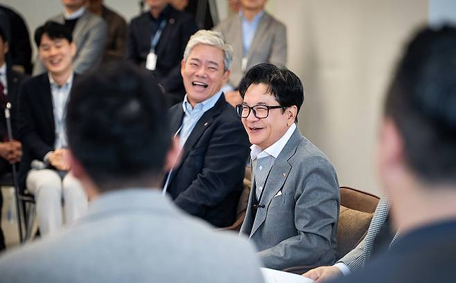 CJ그룹 이재현 회장이 서울 종로구 CJ대한통운 본사를 찾아 임직원을 만났다. 왼쪽부터 CJ대한통운 신영수 대표, 이재현 회장. /사진제공=CJ그룹