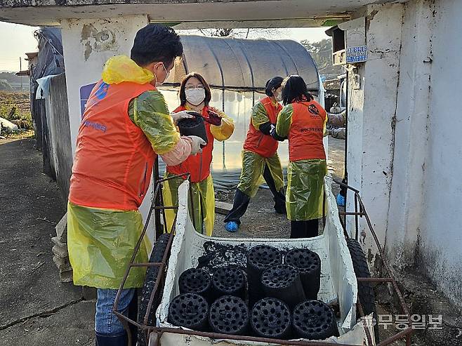 19일 오후 광주 광산구 삼도동 한 주택에서 (사)광산구자원봉사센터 법인 임원 및 직원 20여명이 연탄 나눔 봉사를 펼치고 있다. 강주비 기자