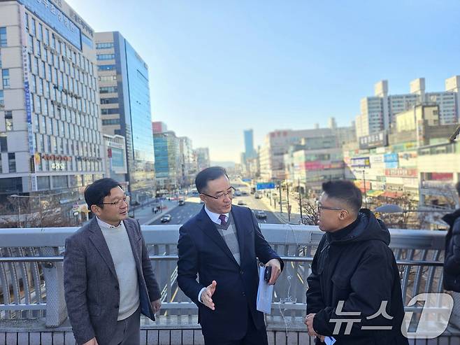 22일 광주 도시철도 2호선 1단계 도로개방 구간인 광주 서구 치평동 상무중앙로에서 김준영 광주시 시민안전실장이 현황을 설명하고 있다. 2025.12.22/뉴스1 ⓒ News1 이수민 기자