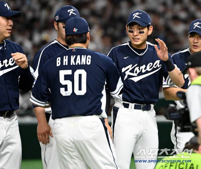 2023 월드베이스볼클래식(WBC) 한국과 일본의 경기가 10일 일본 도쿄돔에서 열렸다. 강백호가 경기 전 선수소개�� 하이파이브를 하고 있다. 도쿄(일본)=허상욱 기자wook@sportschosun.com/2023.03.10/