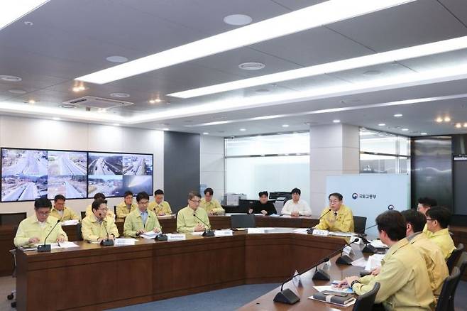 강희업 국토교통부 2차관이 22일 철도노조 파업에 대비한 비상수송대책 점검회의를 주재하고 있다. 국토교통부