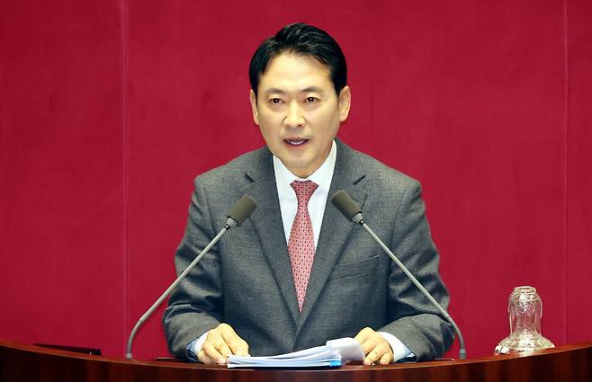 장동혁 국민의힘 대표가 22일 국회에서 열린 12월 임시국회 본회의에서 12·3 윤석열 비상계엄 등에 대한 전담재판부 설치 및 제보자 보호 등에 관한 특별법에 대한 무제한 토론을 하고 있다. 김경호 선임기자 jijae@hani.co.kr