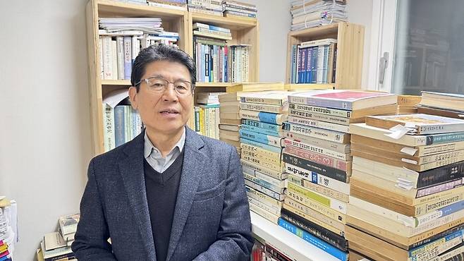 강인철 교수가 인터뷰 뒤 사진을 찍고 있다. 강성만 선임기자
