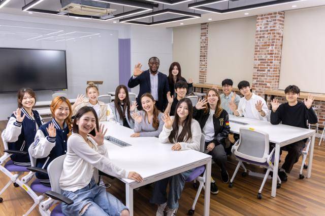아프리카학부 교수와 한국외국어대학교 학생들.