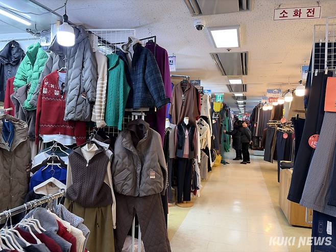 동대문 평화시장 상가도 손님이 줄었다. 심하연 기자