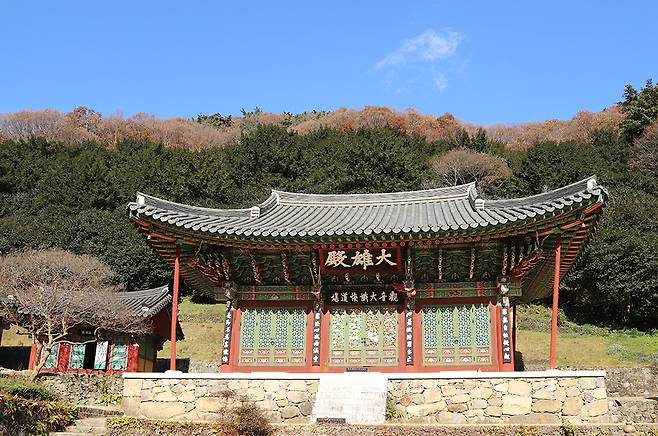 불회사 대웅전(보물 제1310호)은 1799년(정조 23) 중건된 정면 3칸 측면 3칸의 조선후기의 화려한 다포식 팔작지붕집이다. 대웅전 안에는 건칠비로자나불(보물 제1545호)과 관음보살, 대세지보살이 함께 봉안돼 있다.
