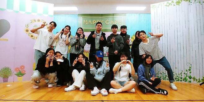 ▲ 의성 옥산중학교에서 22일 학교폭력 예방 창작 뮤지컬 공연을 마친 뒤 출연 배우들과 학생들이 학교 강당 무대에서 기념 촬영을 진행하고 있다. 경상북도의성교육지원청