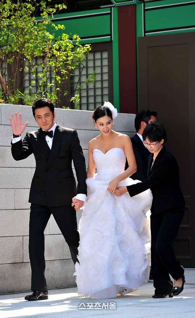 지난 2010년 5월 2일 장동건과 고소영 커플이 서울 신라호텔에서 열린 결혼식에 앞서 취재진 앞에 나서 포토타임을 갖고 있다. 사진 | 스포츠서울DB