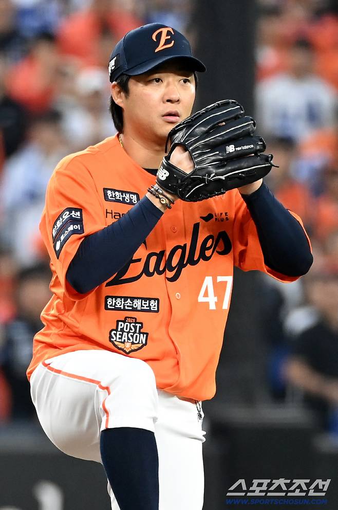 18일 대전한화생명볼파크에서 열린 삼성과 한화의 PO 1차전. 한화 김범수가 투구를 하고 있다. 대전=허상욱 기자wook@sportschosun.com/2025.10.18/